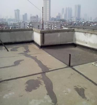 双鸭山漏水维修 楼顶漏水是什么原因，楼顶漏水维修方法是什么?